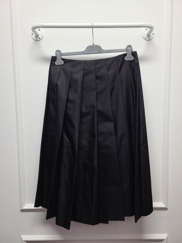 PRADA プラダ Logo ロゴ トランスペアレンシー Skirt スカート Prada // Black Logo Plaque Pleated Re-Nylon Skirt – VSP