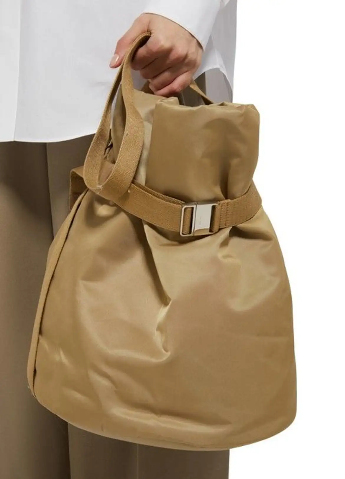 Leo sporty bag beige pld THE ROW