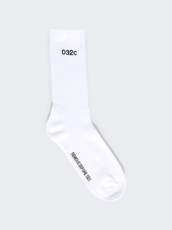 섹스 전에 흰색과 검은색 양말을 벗으세요 REMOVE BEFORE SEX SOCKS WHITE AND BLACK