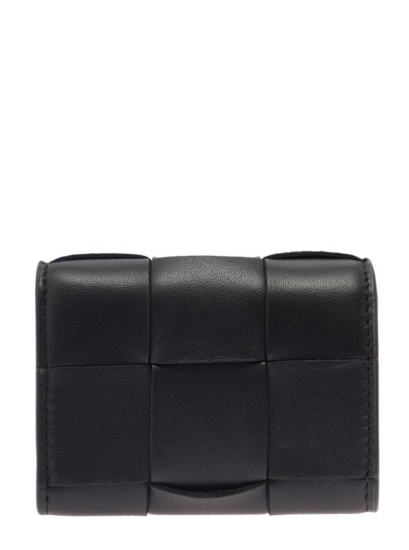 BOTTEGA VENETA 인트레치오 가죽 소재의 엠보싱 로고가 돋보이는 블랙 3단 지갑 여성 708592VCQC48425
