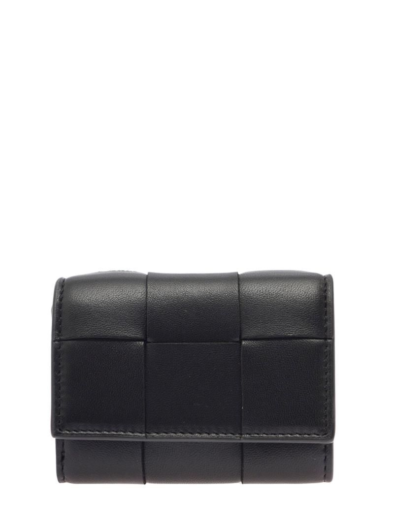 BOTTEGA VENETA 인트레치오 가죽 소재의 엠보싱 로고가 돋보이는 블랙 3단 지갑 여성 708592VCQC48425