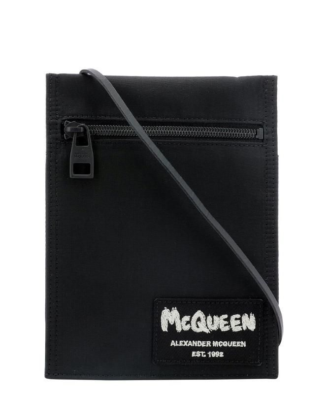 남성 Alexander McQueen 그래피티 로고 태그 크로스바디 백 1073