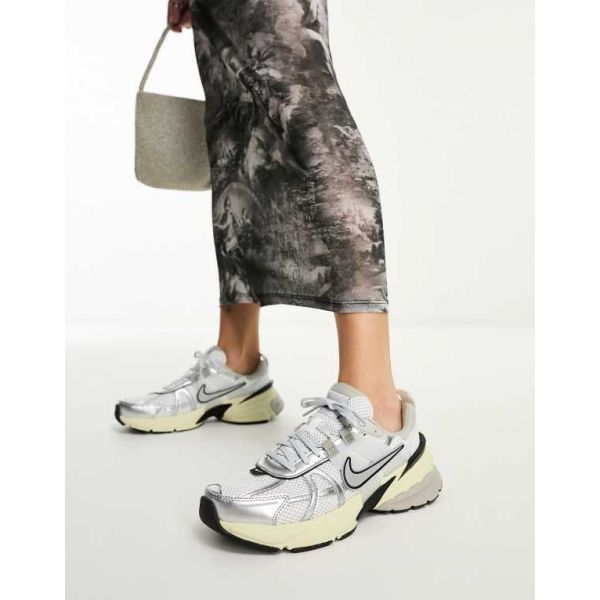 Nike 나이키 V2K 런 스니커즈 화이트와 실버