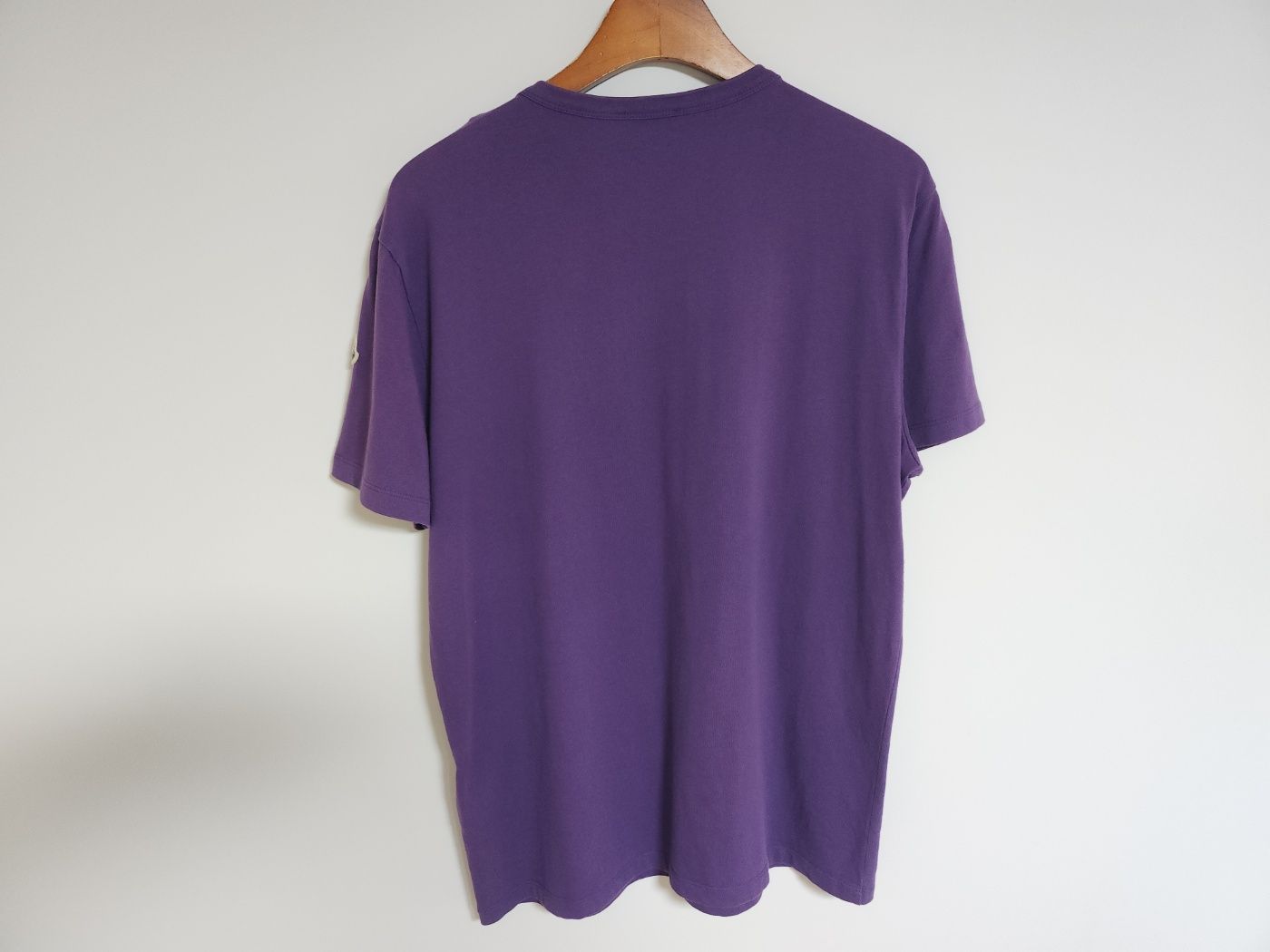 【23AW NEW】MONCLER_men / ロゴ入りスウェットシャツ / Purple 23AW NEW】MONCLER_men / ロゴ入りスウェットシャツ / Purple