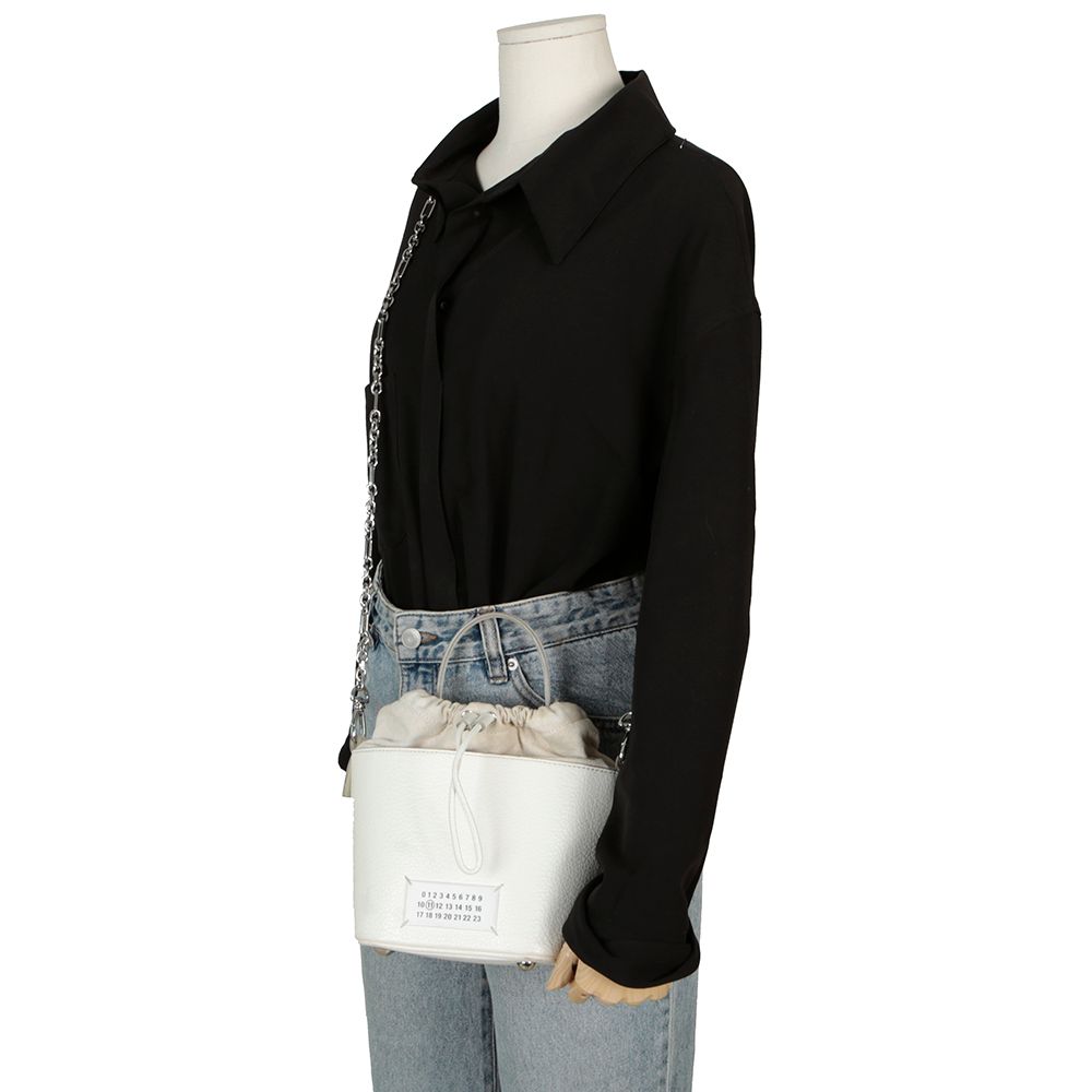 トートバッグ Maison Margiela SS25 5AC BUCKET BAG (S61WG0035 P4348T2019) Maison Margiela Small 5AC Bucket Bag | Neutrals | FARFETCH
