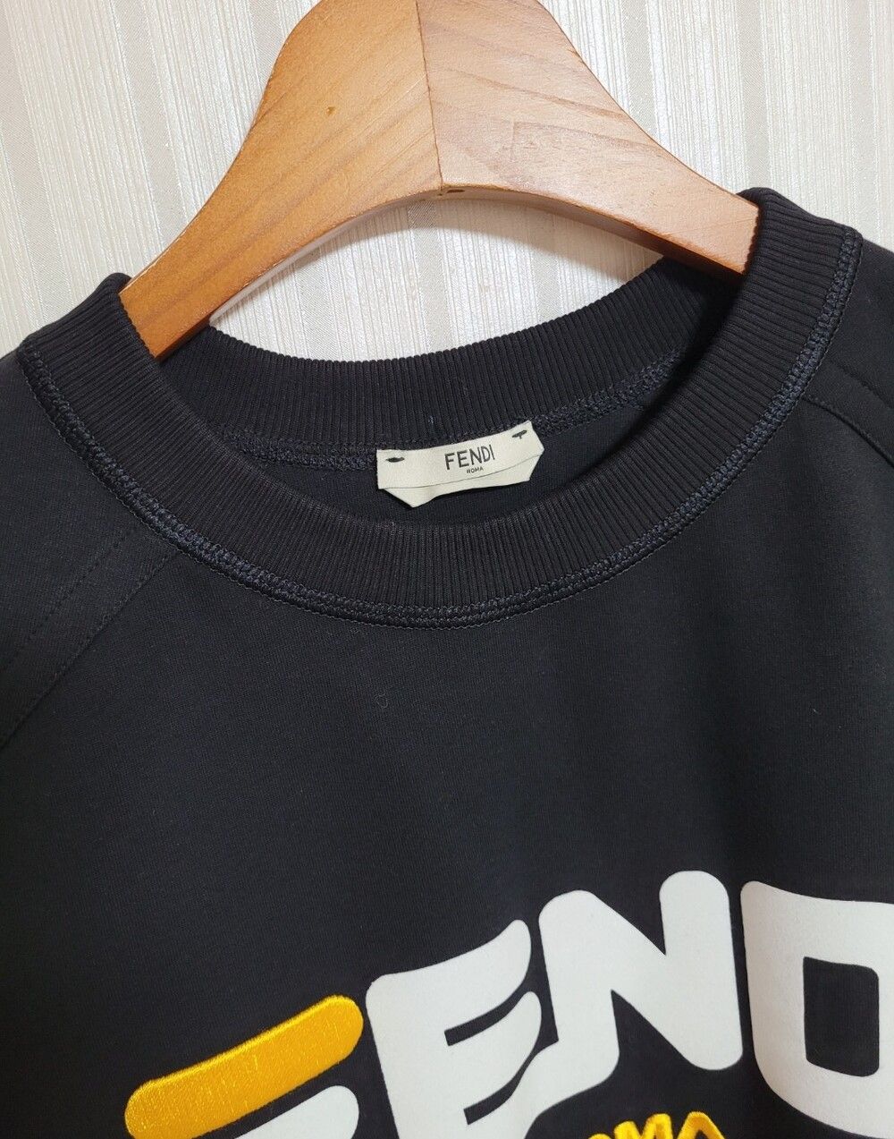 [L] 펜디 로고 자수 맨투맨 FS7067 A5GM