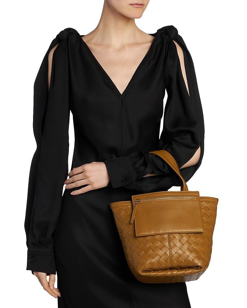 스몰 플리 플랩 인트레치아토 가죽 숄더 가방 Small Flip Flap Intrecciato Leather Shoulder Bag 4727188