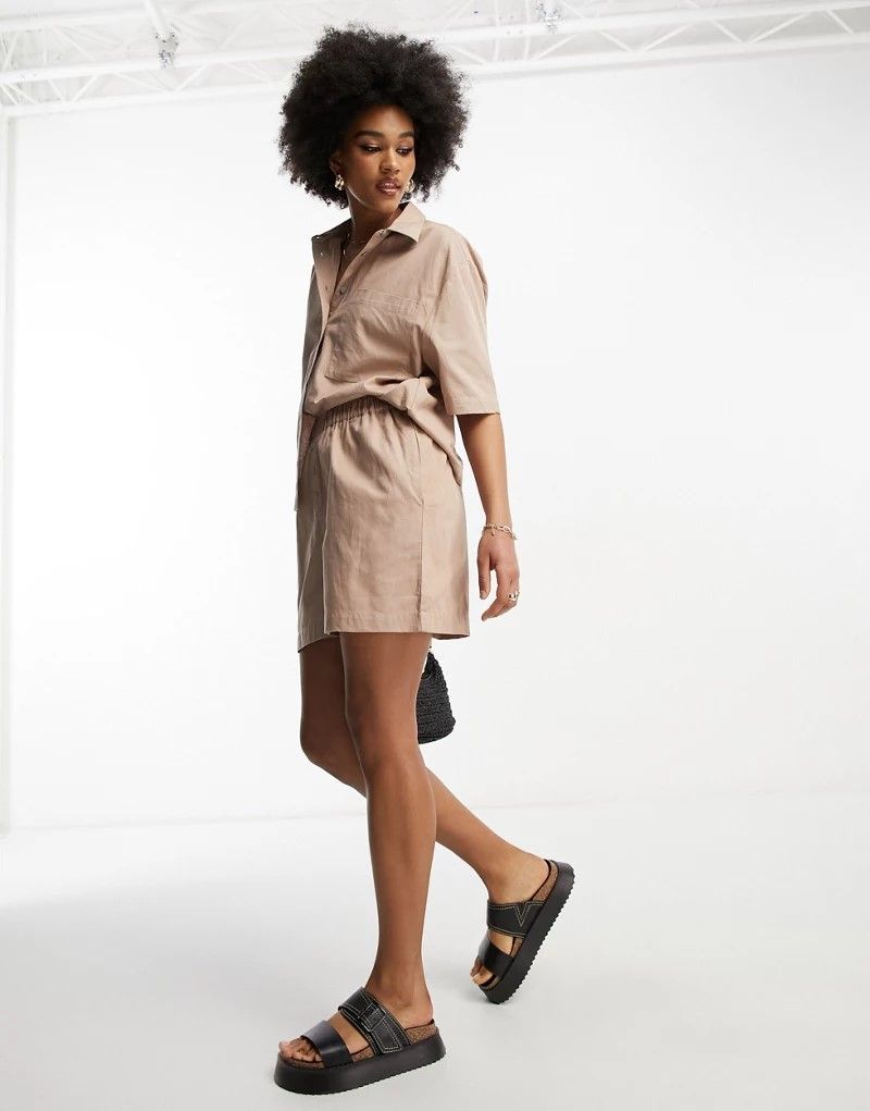 디자인 톨 바지 ASOS DESIGN Tall   Shorts im Boxer-Design in Taupe mit Leinenanteil, Kombiteil 204506610Braungrau