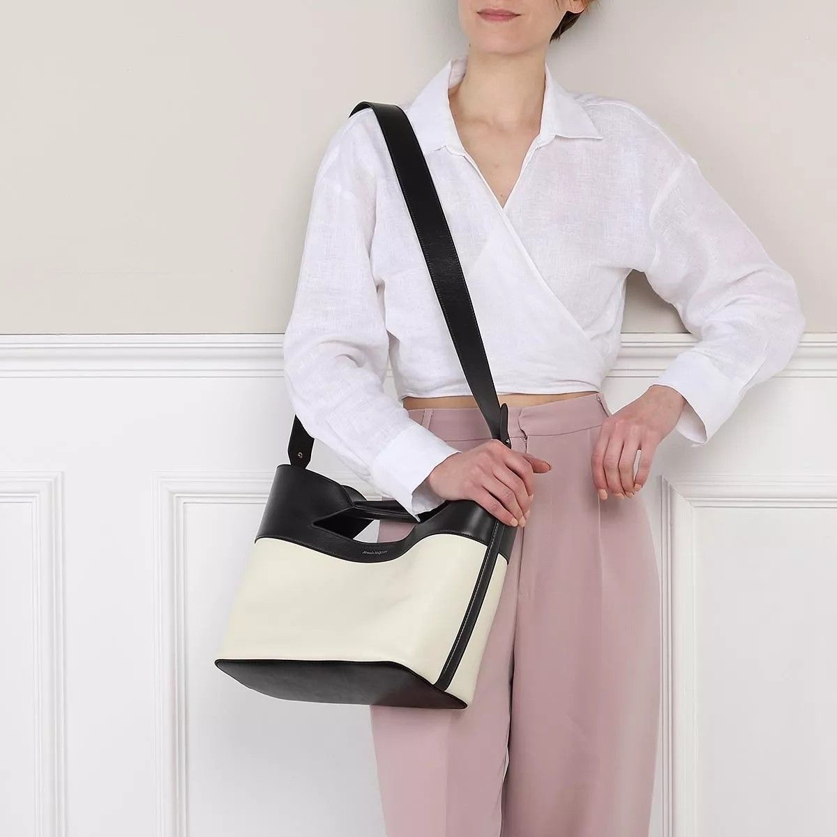 더 보우 스카프 트윌리 가죽 가방 화이트 블랙 토트 Alexander McQueen The Bow Leather Bag White / Black                        Tote A0218286