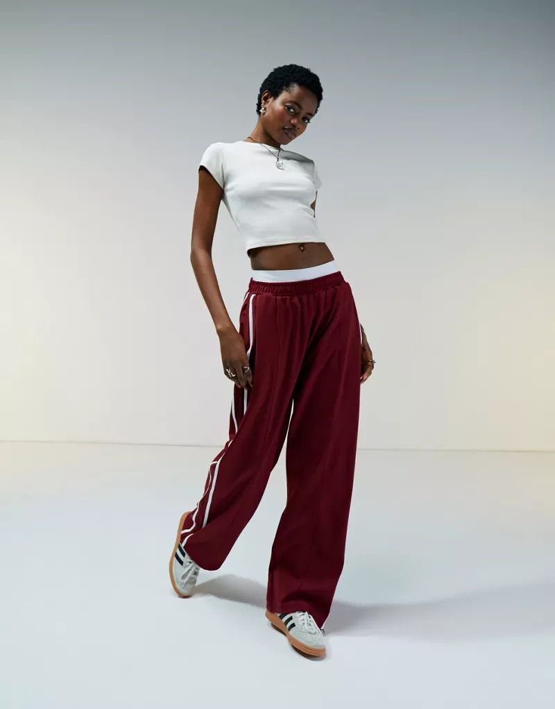 티셔츠 & Geripptes T-Shirt in Stein mit knappem, kurzem Schnitt und Kappenarmeln 202753213STEIN
