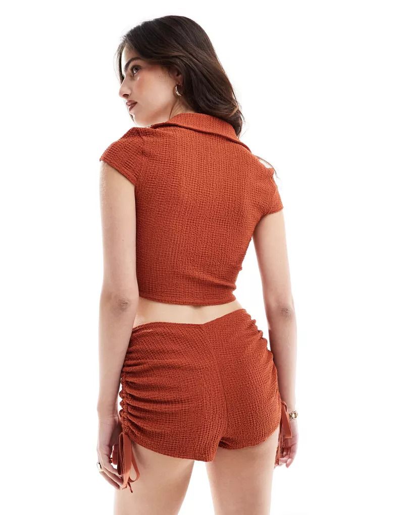 Strukturierte Hotpants-Shorts in Rostrot mit gerafften Seiten, Kombiteil 206664410Rostrot