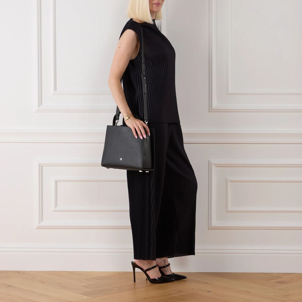 블랙 크로스백 가방 AIGNER Vika Black                        Crossbody Bag A0373320