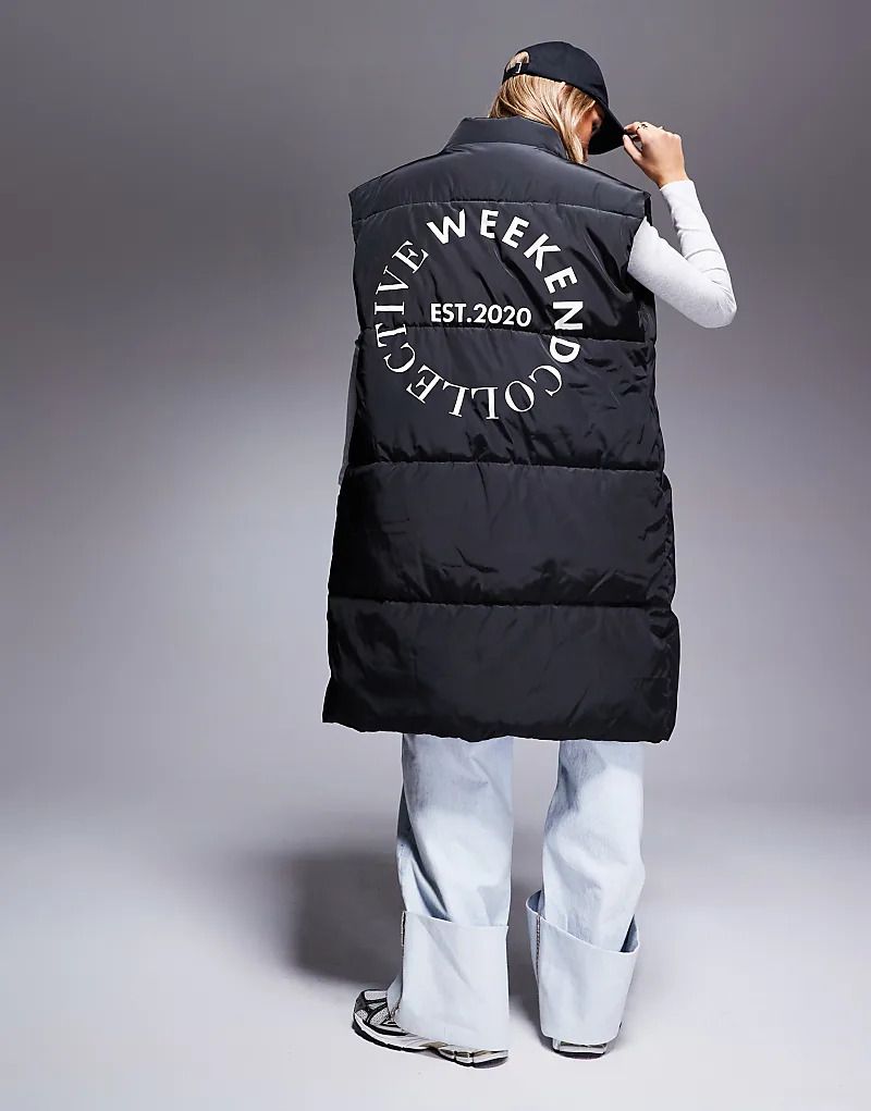 위켄드 블랙 ASOS   Weekend Collective   Wattiertes Maxi-Gilet in Schwarz mit Logoprint auf der Ruckseite 206590866SCHWARZ