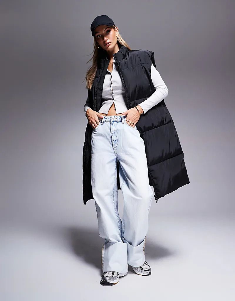 위켄드 블랙 ASOS   Weekend Collective   Wattiertes Maxi-Gilet in Schwarz mit Logoprint auf der Ruckseite 206590866SCHWARZ
