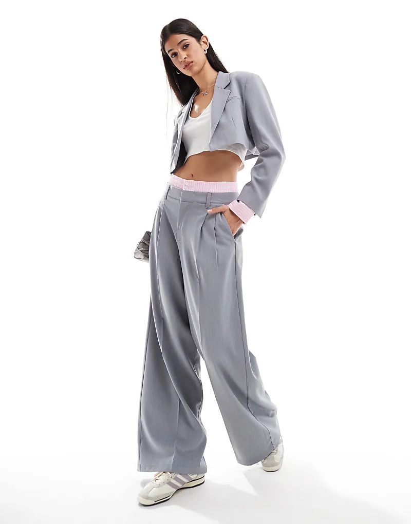 크롭 블레이저 그레이 Kurzer Blazer in Grau mit gestreiften Manschetten, Kombiteil 207299753GRAU