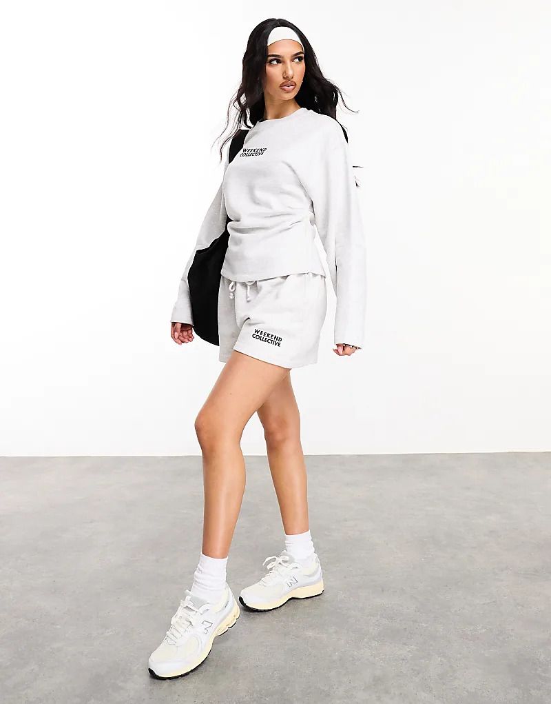 위켄드 숏 그레이 로고 & ASOS   Weekend Collective   Kurze Jogginghose in meliertem Grau mit Logo und angedeutetem Bund 206116074KALKGRAU