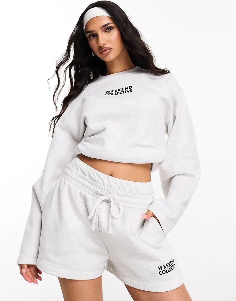 위켄드 숏 그레이 로고 & ASOS   Weekend Collective   Kurze Jogginghose in meliertem Grau mit Logo und angedeutetem Bund 206116074KALKGRAU