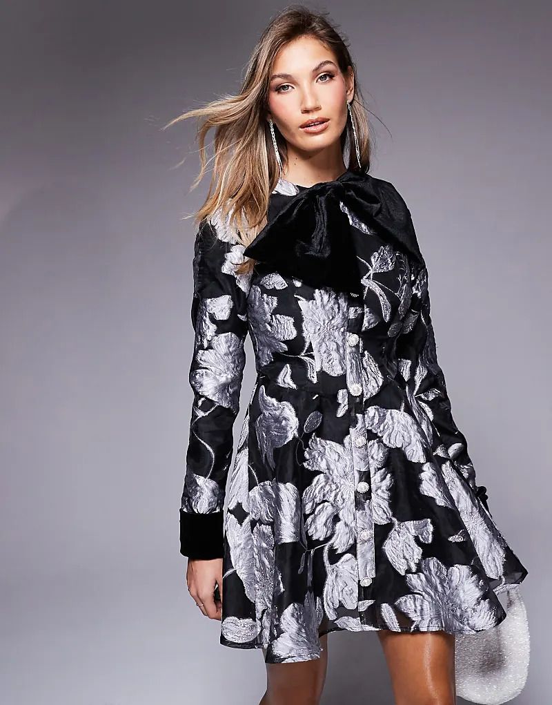 & 버튼 ASOS LUXE   Langarmliges Minikleid mit schwarz-weißem Jacquard-Blumenmuster, Samtschleife und verzierten Knopfen 206952178SCHWARZ