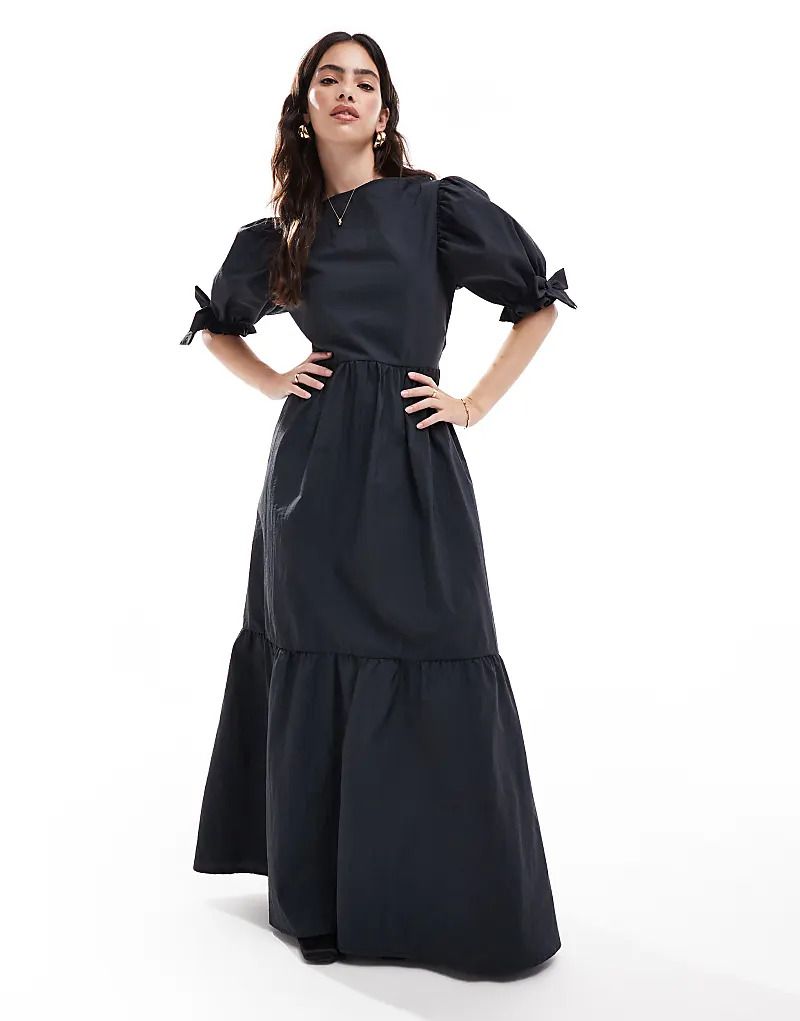 블랙 & Gestuftes Maxikleid in Schwarz mit Puffarmeln und tiefem Zierausschnitt am Rucken 207574259Schwarz