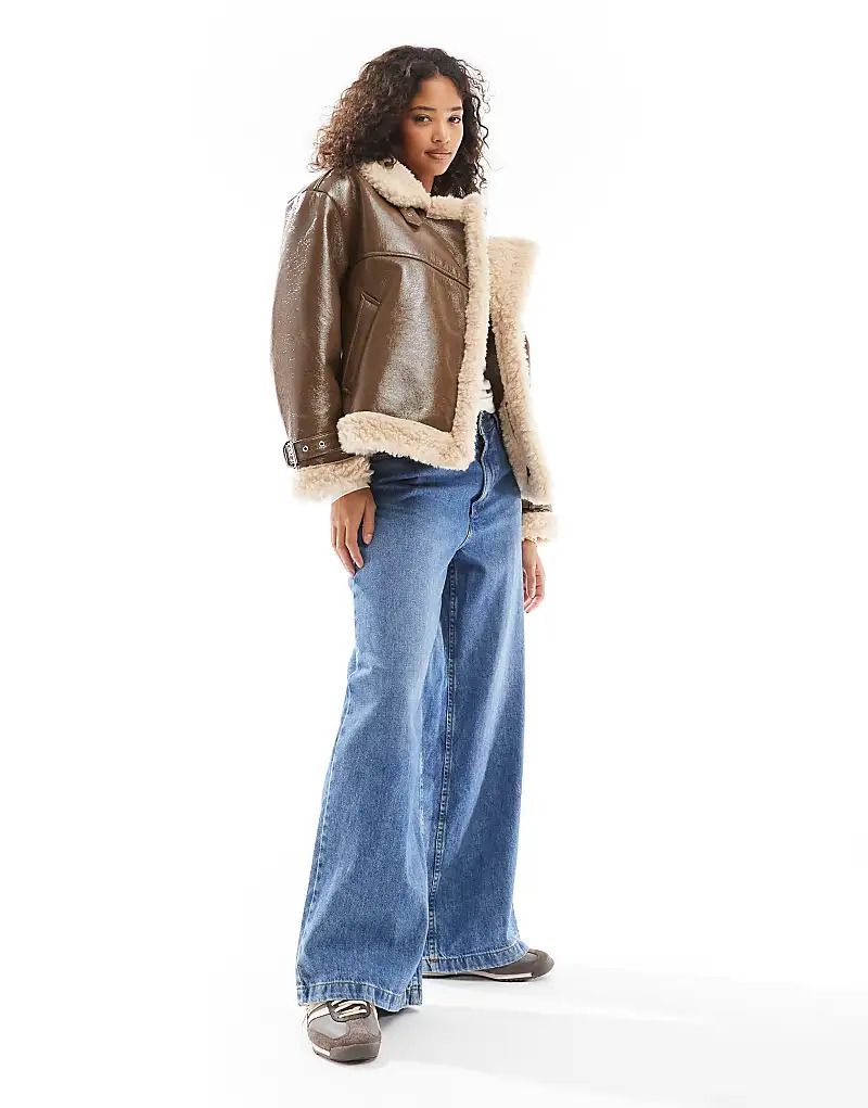 Braune Pilotenjacke aus Vinyl mit Lammfellbesatz 207593140BRAUN
