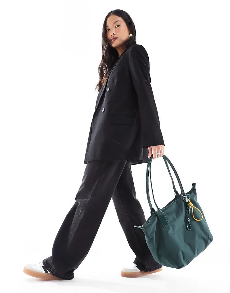 풀앤베어(PULL AND BEAR) | 다크 그린 Nylon-Tragetasche in Dunkelgrun mit abnehmbarem Karabinerhaken 207614554GRÜN | 트렌비