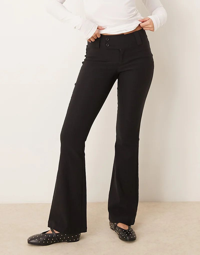 블랙 버튼 Gina Tricot   Tief sitzende Schlaghose in Schwarz mit zwei Knopfen am Bund 207736718SCHWARZ