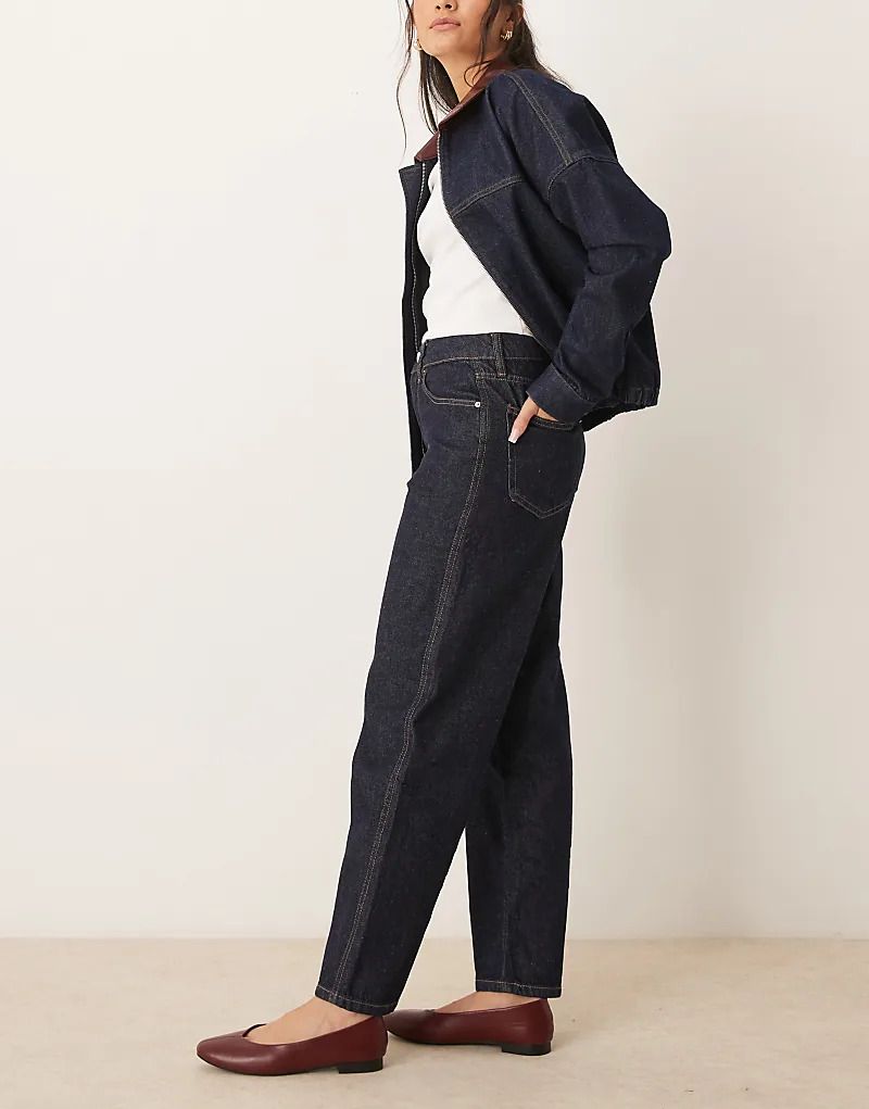 데님 & Gina Tricot   Jeans in cleanem Indigoblau mit Rinse-Waschung und abgerundetem Beinschnitt 207787991indigoblaue Rinse-Waschung