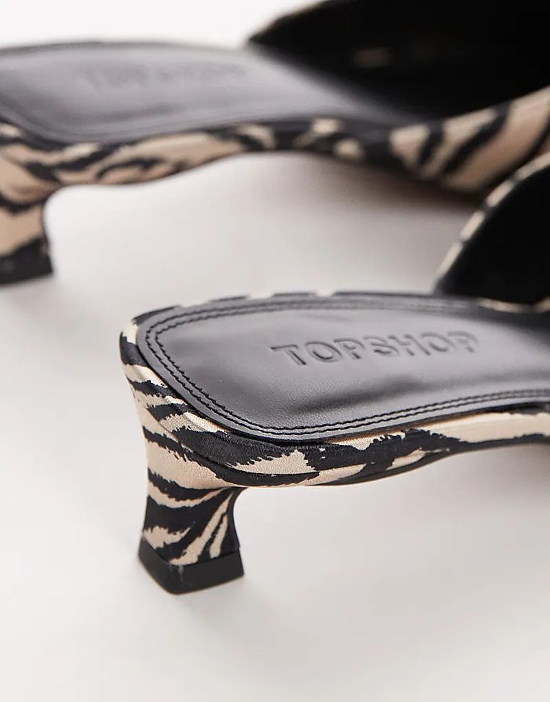 & Dolly   Sandalen mit Zebraprint und geschlossener Zehenpartie und Absatz 207319937Zebra