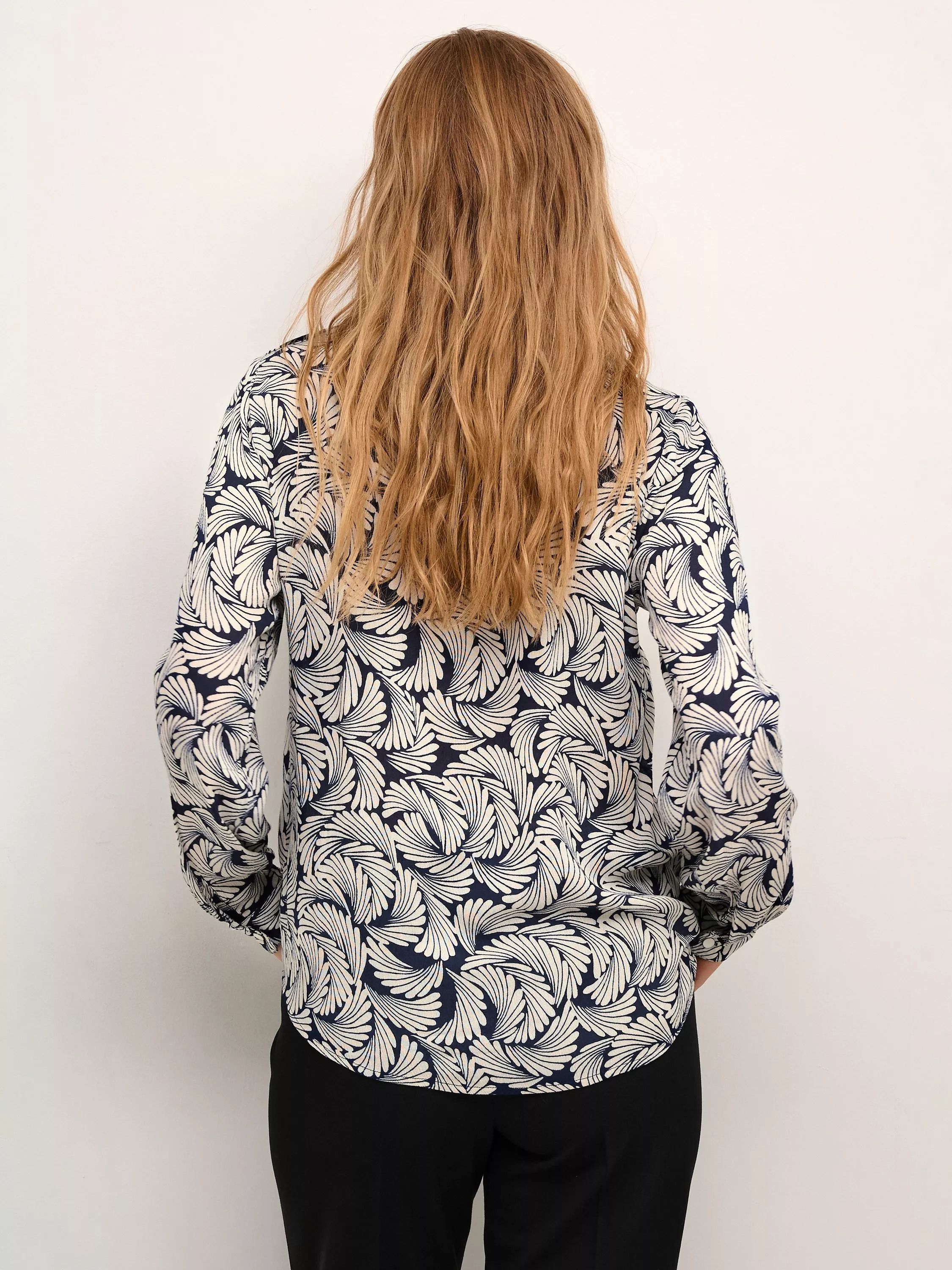 앰버 버튼 숄더 하이 넥 블라우스 Mari Amber Button Shoulder High Neck Blouse 110884374 Midnight Fan Print