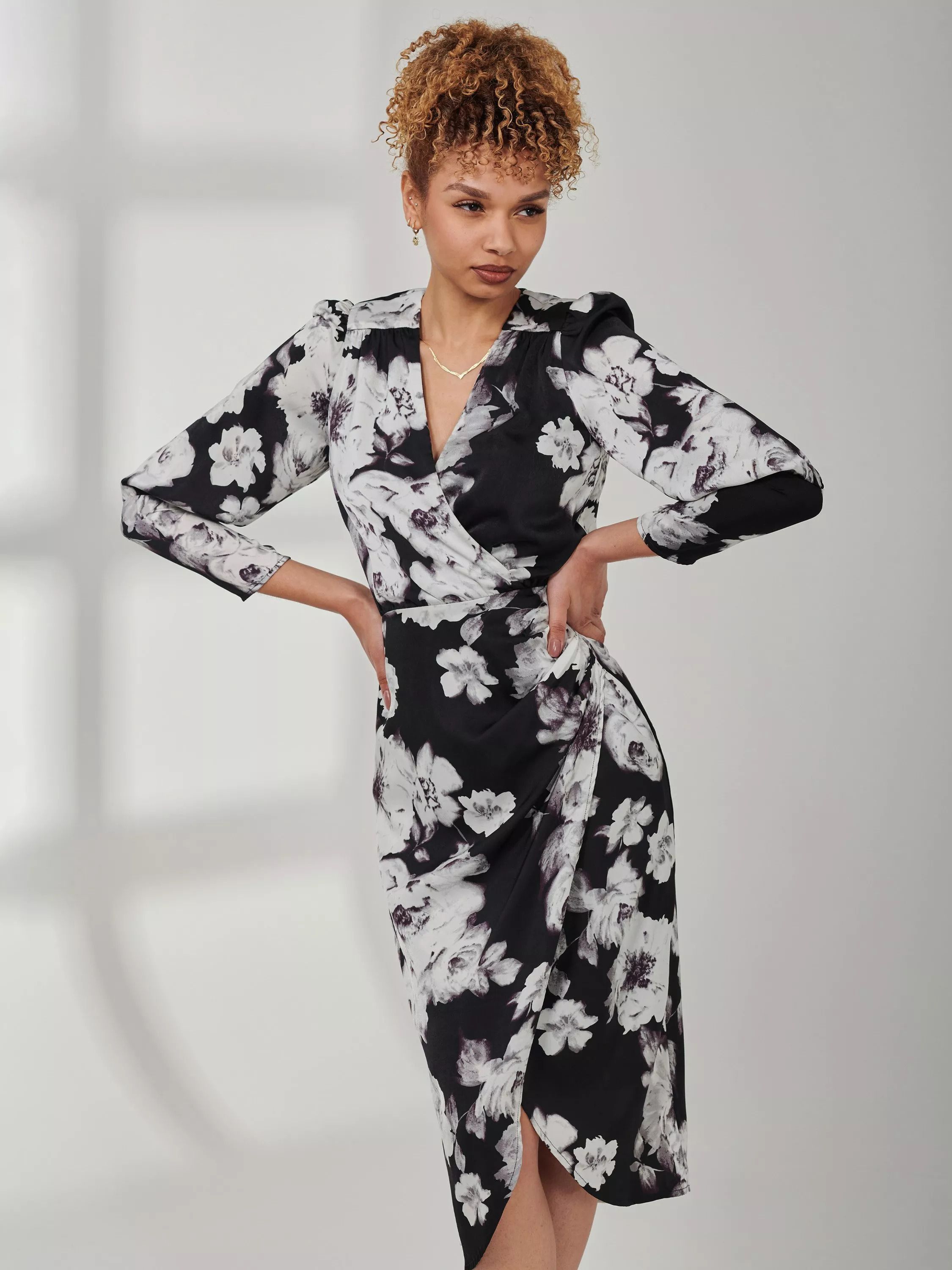 졸리모이(jolie moi) | 플로랄 프린트 새틴 바디콘 랩 드레스 Floral Print Satin Bodycon Wrap Dress, Black/Multi 111171278 | 트렌비