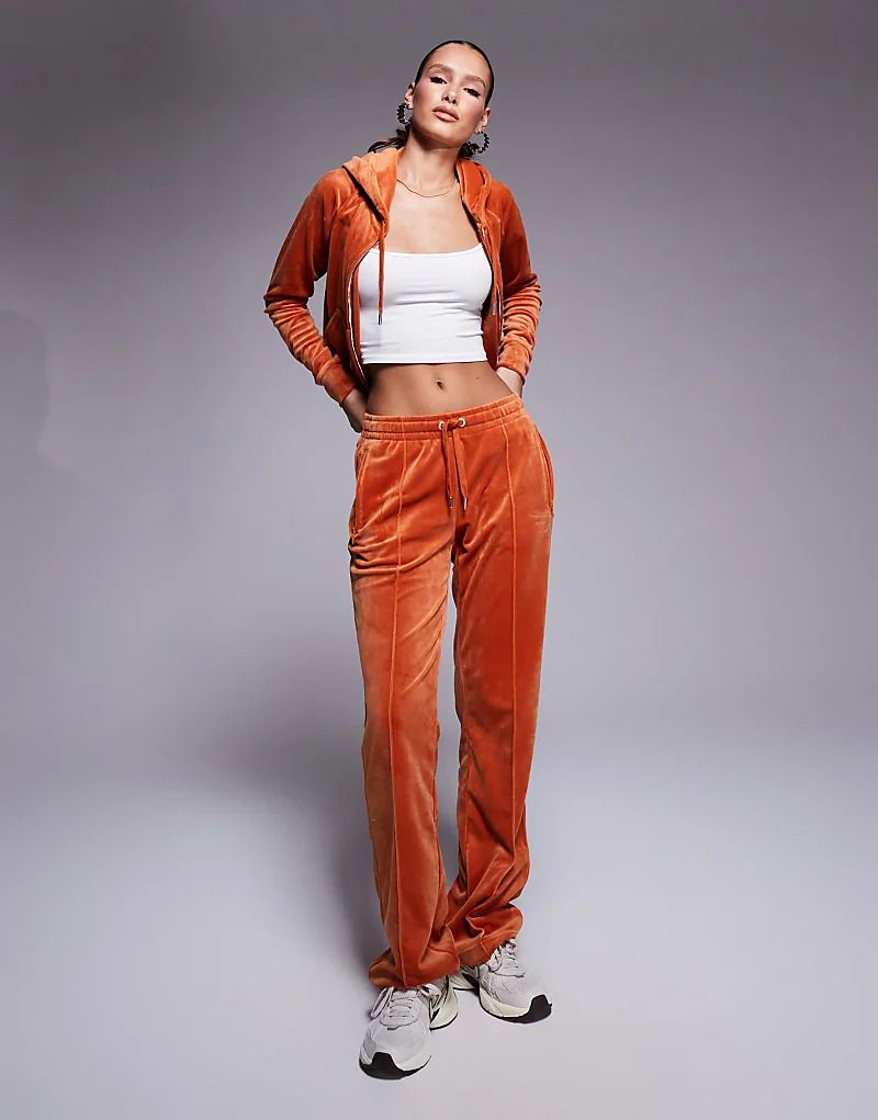 레드 Velours-Jogginghose in Rot mit geradem Schnitt, Kombiteil, exklusiv bei ASOS 206923949ROSTROT