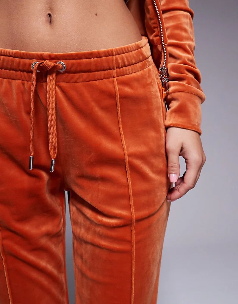 레드 Velours-Jogginghose in Rot mit geradem Schnitt, Kombiteil, exklusiv bei ASOS 206923949ROSTROT