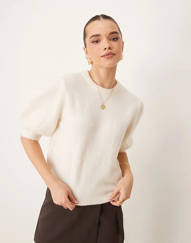 스웨터 화이트 & 소매 Gina Tricot   Strickpullover in gebrochenem Weiß mit Rundhalsausschnitt und kurzen Armeln 207732158Gebrochenes Weiß