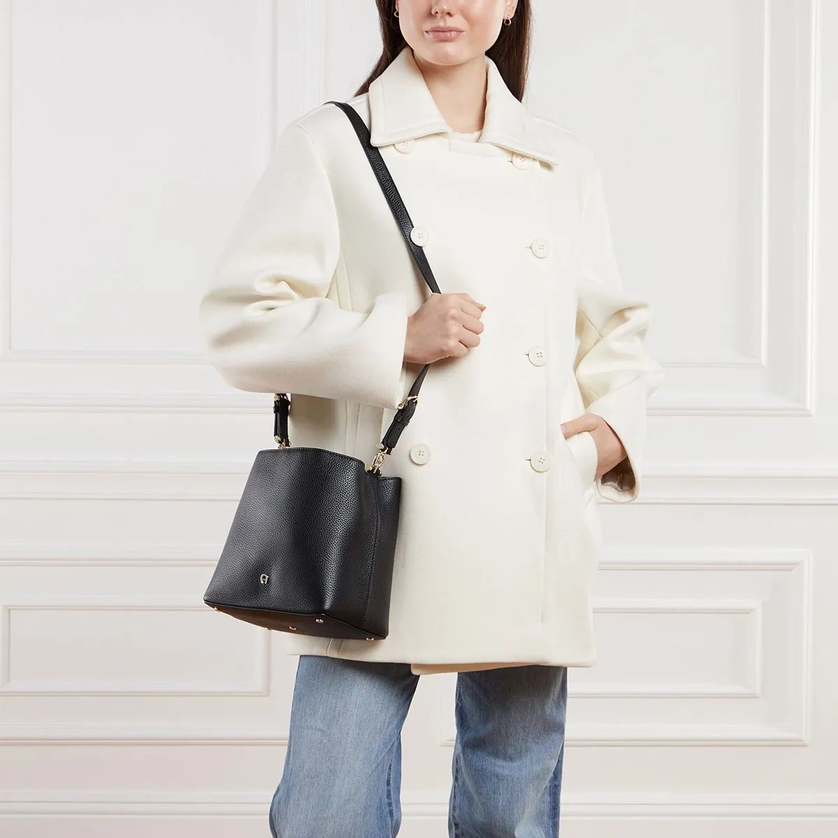 블랙 버킷 가방 AIGNER Delia Black                        Bucket Bag A0480477
