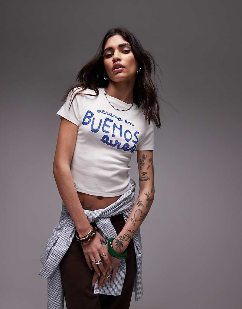티셔츠 Knapp geschnittenes T-Shirt in Elfenbeinweiß mit „Buenos Aires“-Print 207747067ELFENBEIN