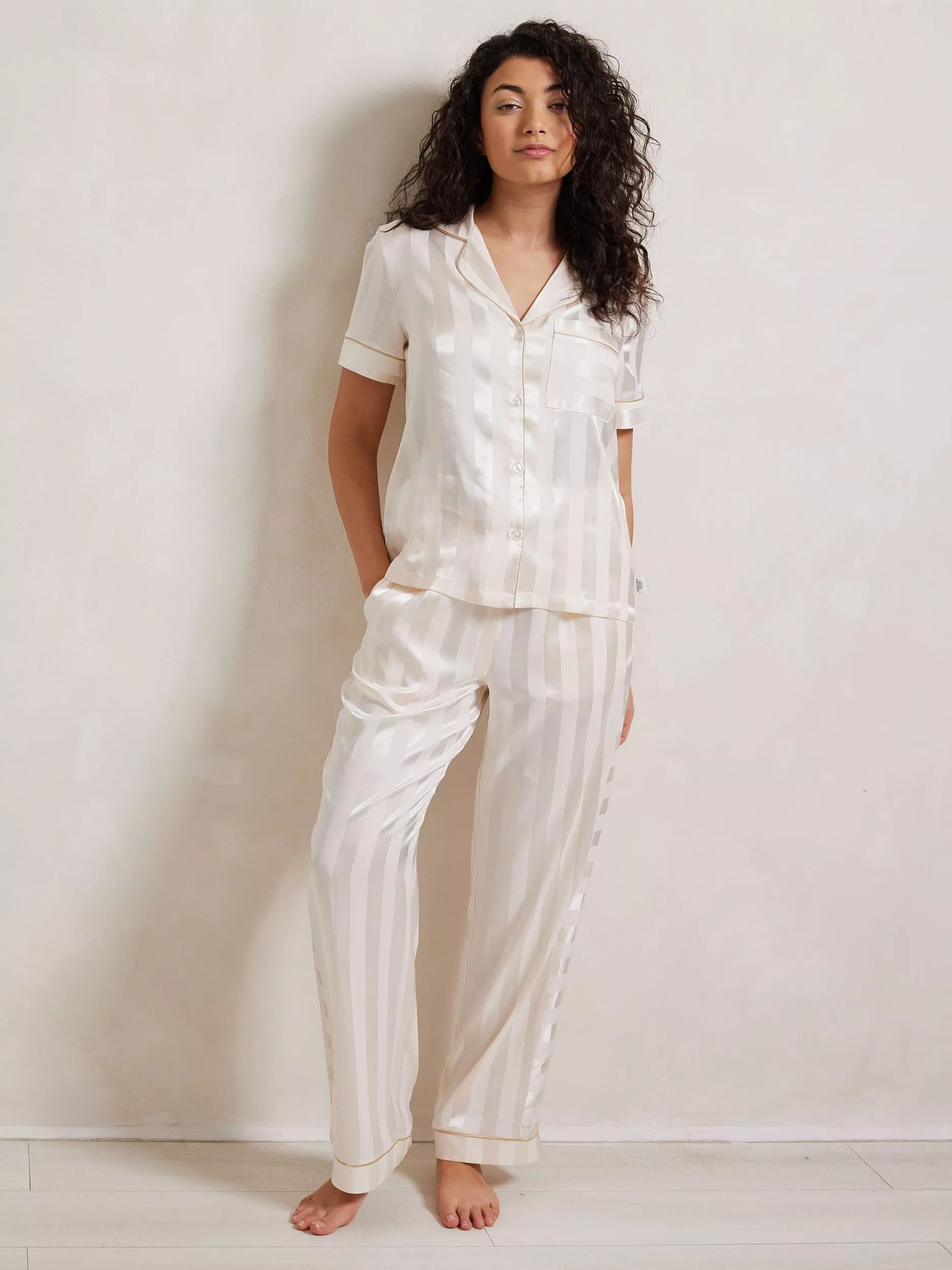 스트라이프 새틴 롱 세트 오프 화이트 Stripe Satin Long Pyjama Set, Off White 113285547