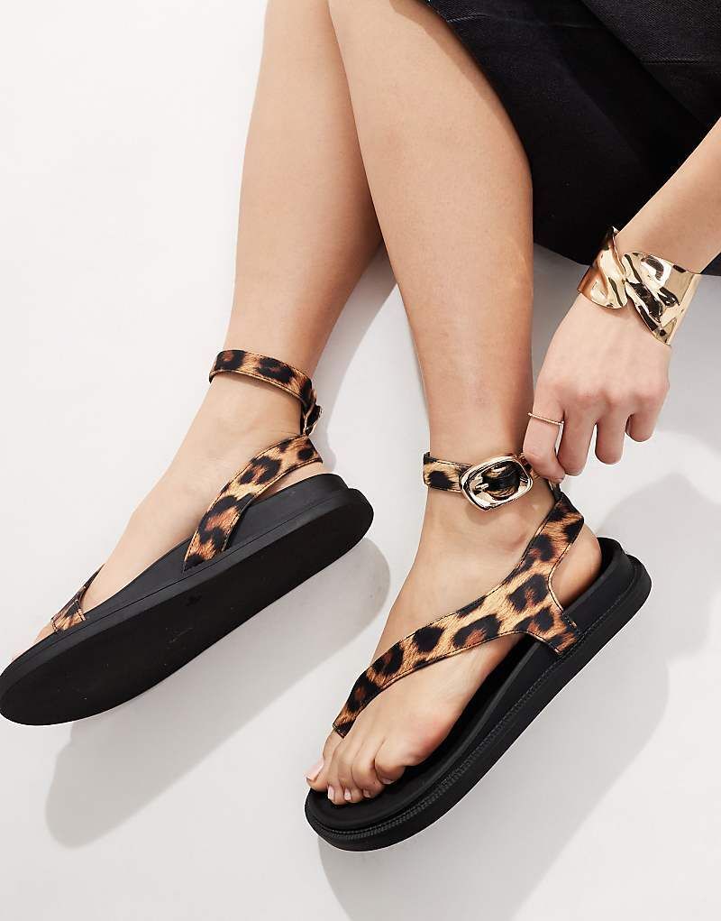 런던 London Rebel   Sandalen mit Zehenstegschlaufe mit Leopardenmuster, breite Passform 207587167Leopard