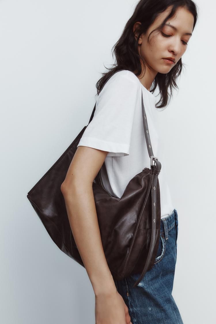 소프트 맥시 버킷 가방 메탈 아일렛 SOFT MAXI BUCKET BAG WITH METAL EYELETS 413783457