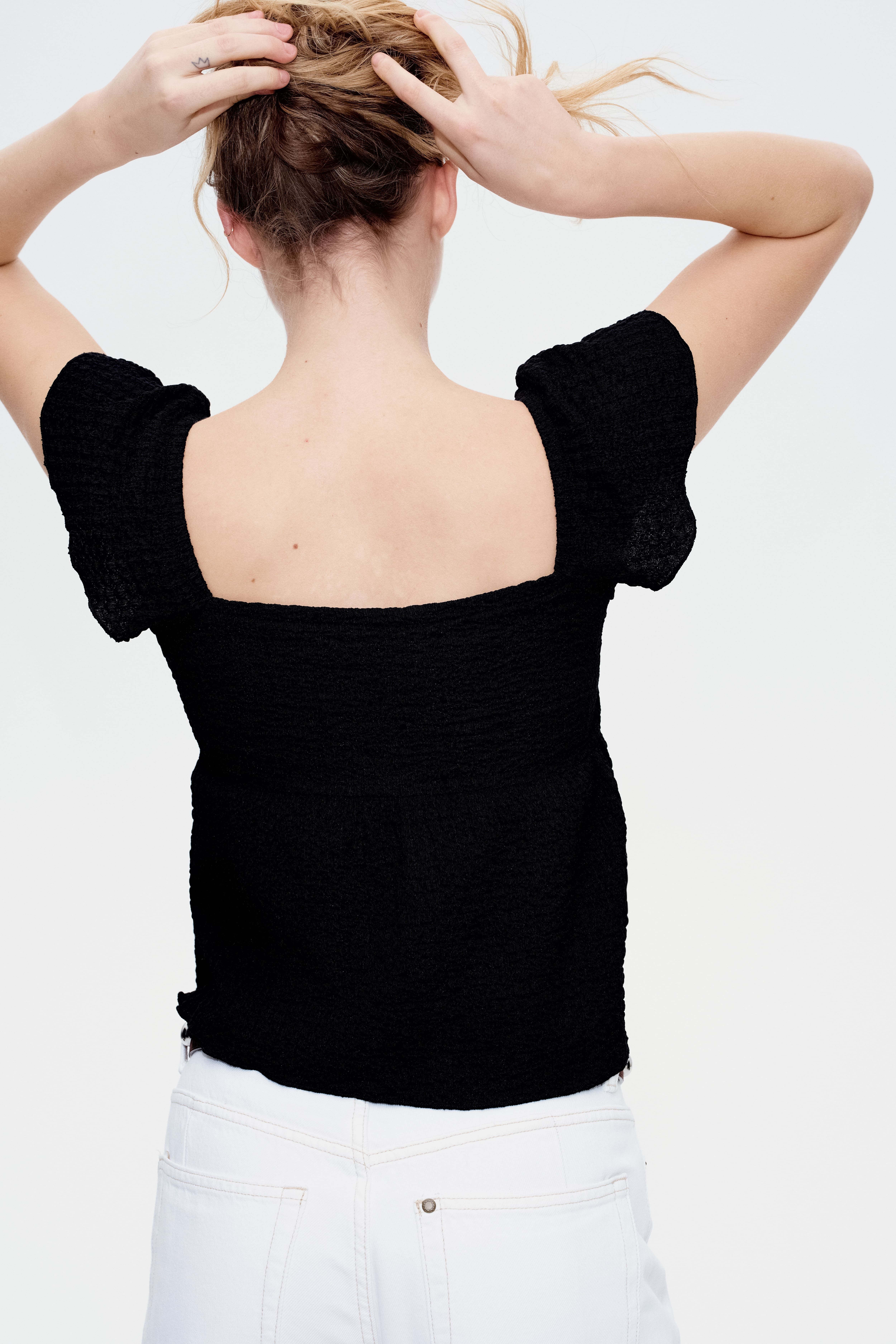 에이치앤엠(H&M) | 탑 Crinkled flutter-sleeved top 1259457002 | 트렌비