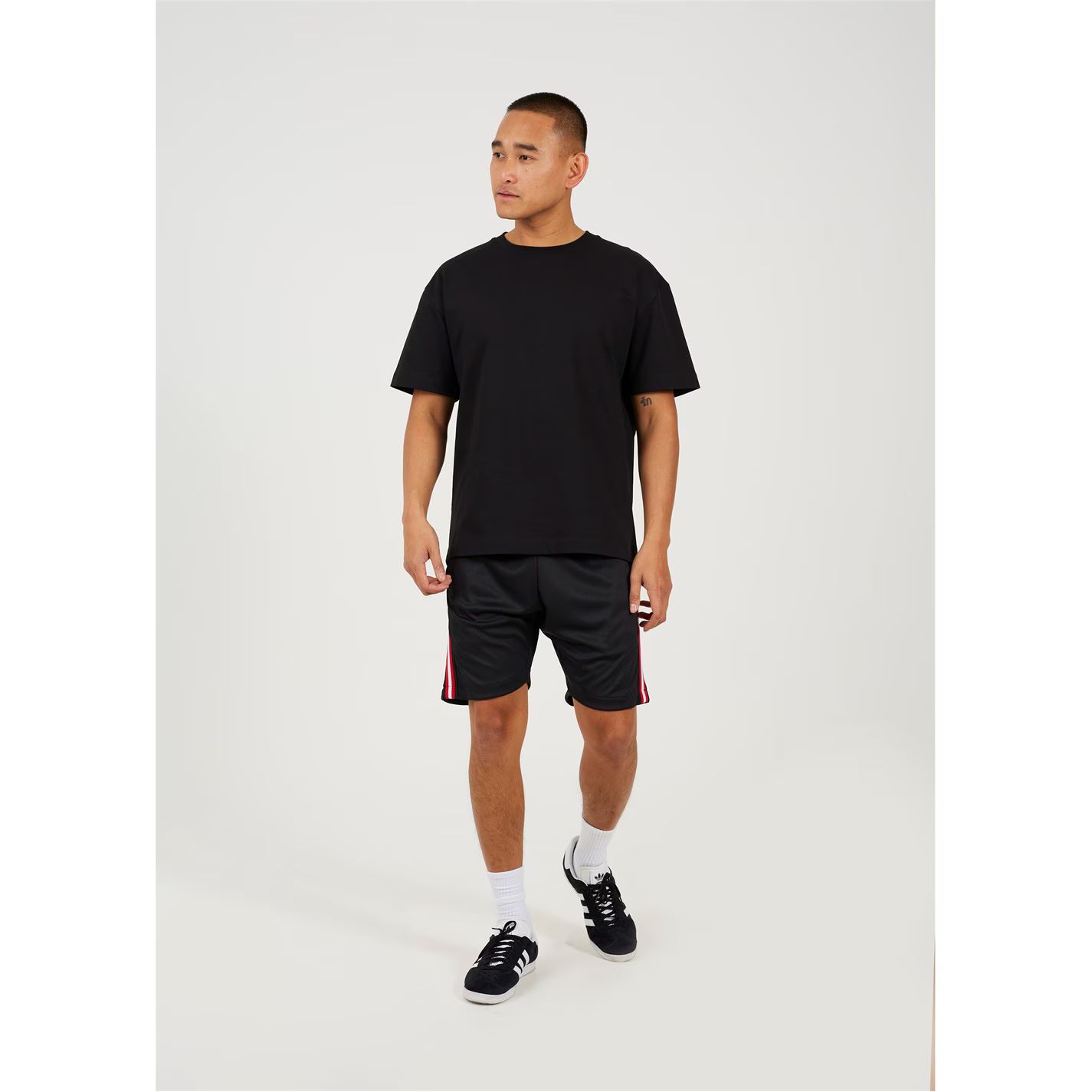 바지 스트라이프 디테일 블랙 레드 테이프 Shorts with Stripe Detail Black/ Red Tape 43020103