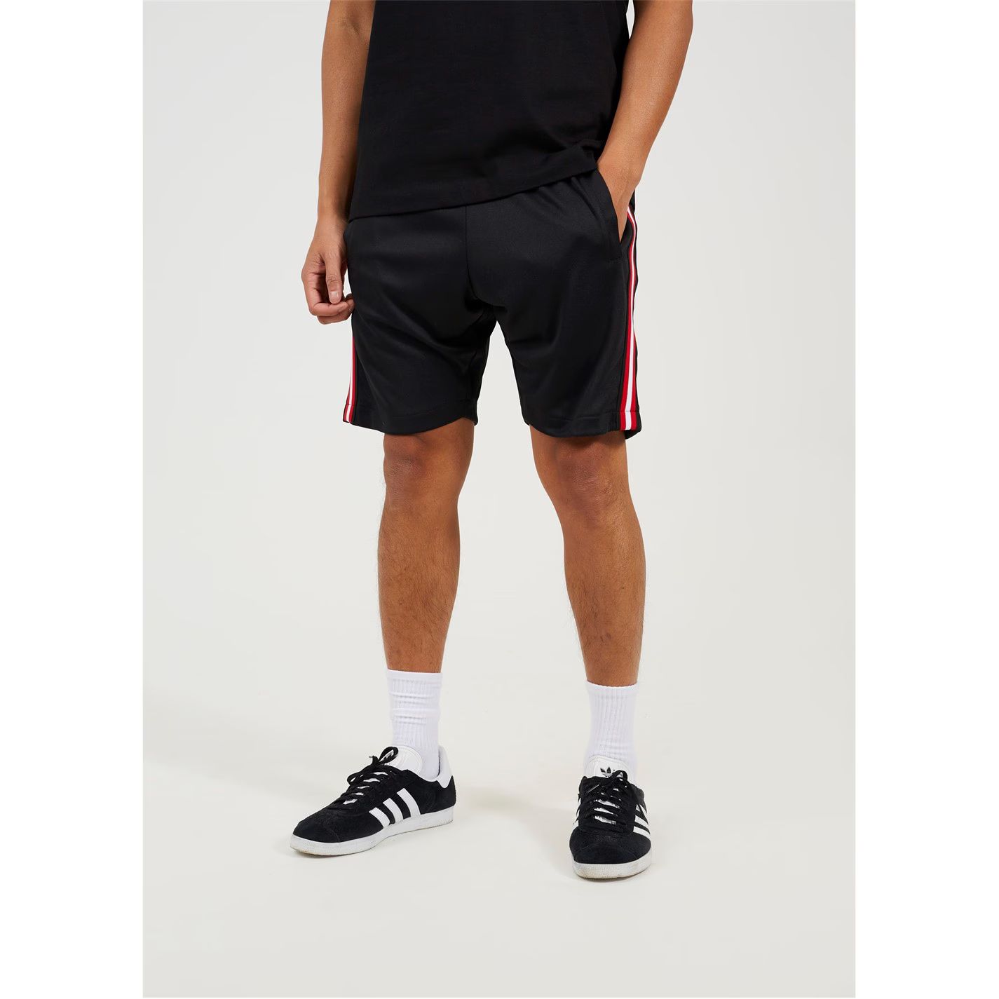 바지 스트라이프 디테일 블랙 레드 테이프 Shorts with Stripe Detail Black/ Red Tape 43020103
