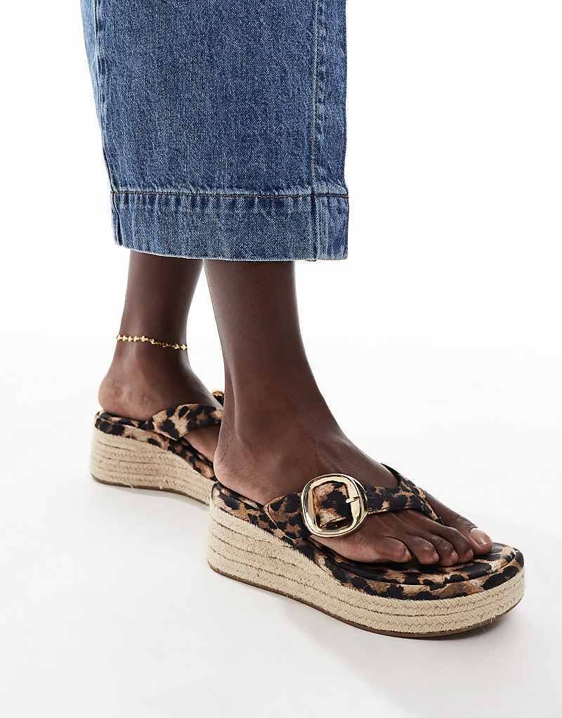 & Toucan   Zehenstegsandalen mit Schnallendetail, Keilabsatz und Leopardenmuster 207550891LEOPARD