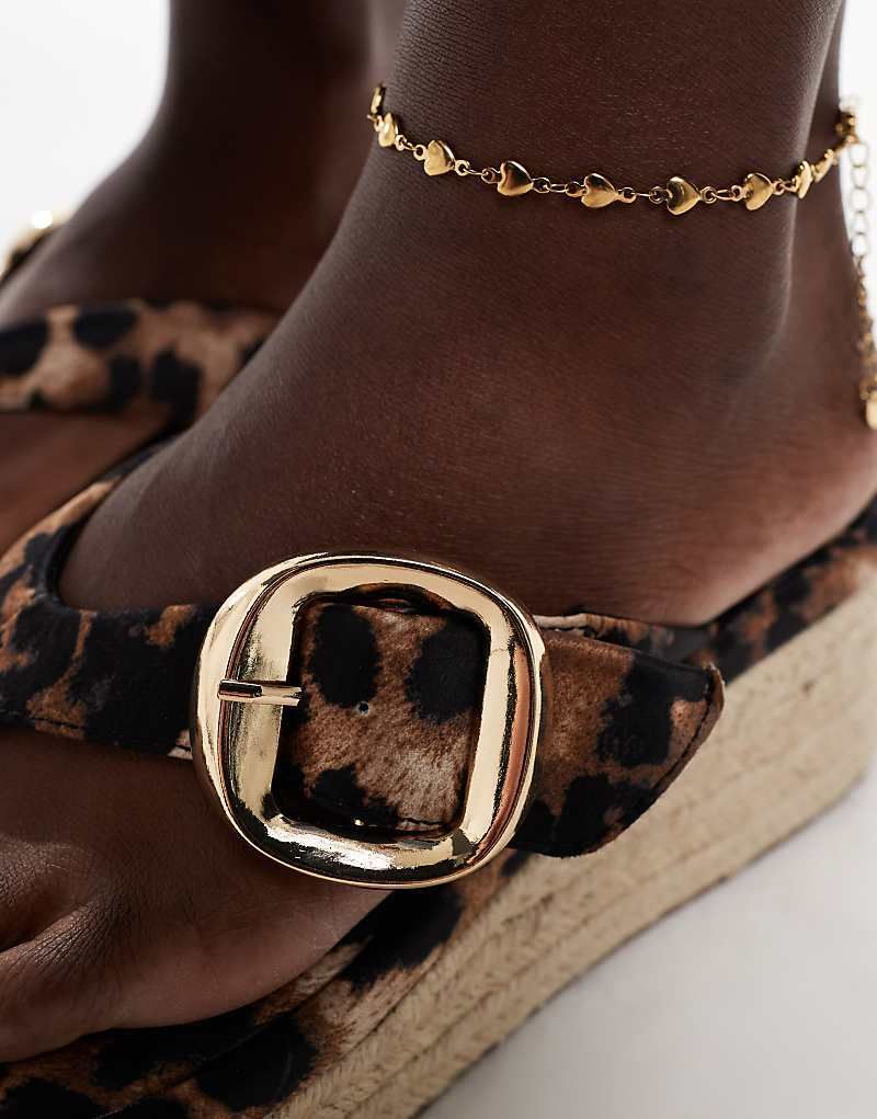 & Toucan   Zehenstegsandalen mit Schnallendetail, Keilabsatz und Leopardenmuster 207550891LEOPARD
