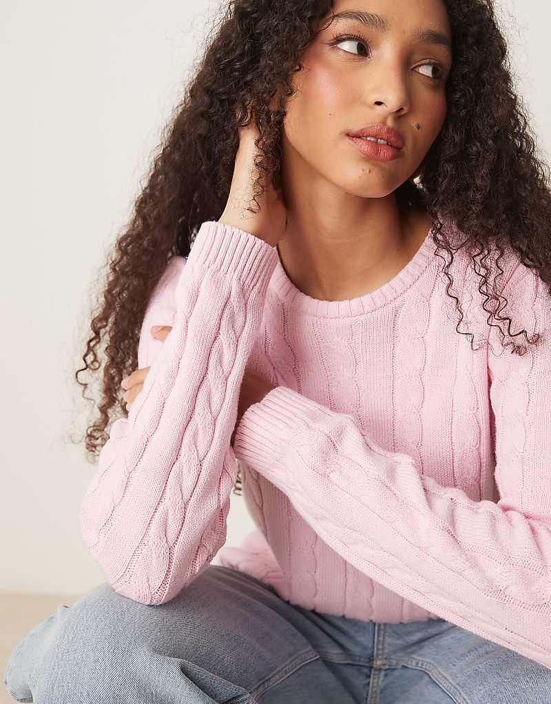 스웨터 핑크 & 꽈배기 Gina Tricot   Strickpullover aus Baumwollmix in Rosa mit Rundhalsausschnitt und Zopfmuster 207952445ROSA