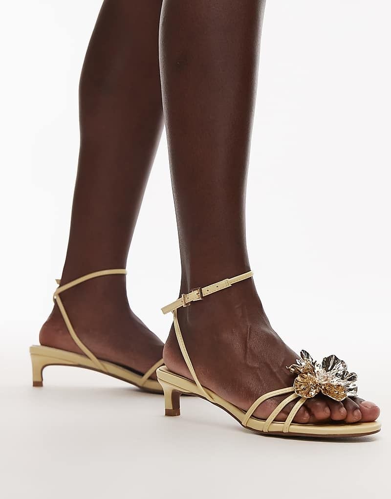 & Inaya   Gelbe Riemchen-Sandalen mit Kitten-Heel-Absatz und goldfarbener Blume 207673454GELB