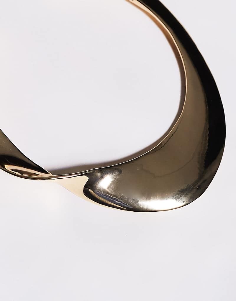 디자인 리미티드 에디션  빅 ASOS DESIGN Curve   Limited Edition   Eng anliegende Spangen-Halskette in Gold-Optik mit breitem, abstraktem verdrehtem Design 208091654Goldfarben