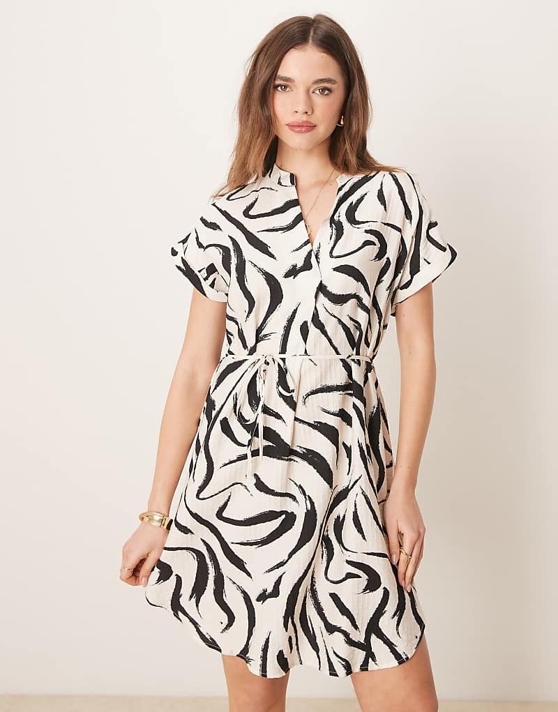 & VILA   Kurzarmliges, gemustertes Minikleid in Schwarz-Weiß mit Bindegurtel und eingekerbtem Ausschnitt 207842893Birch