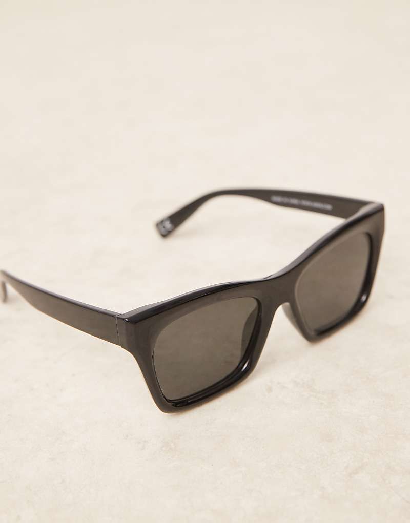 블랙 Abgeschragte Cat-Eye-Sonnenbrille in glanzendem Schwarz 207818635Schwarz