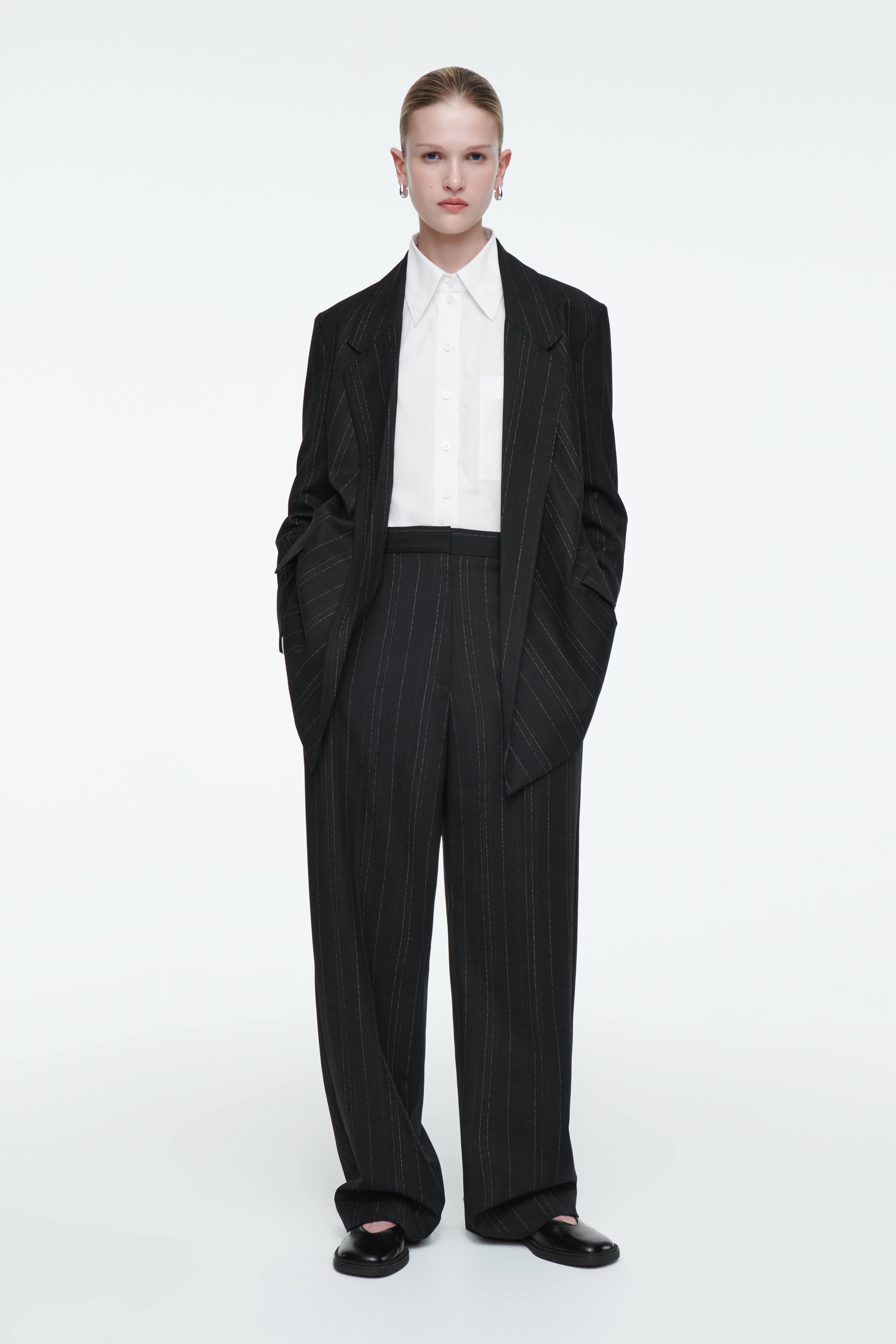 릴렉스 바지 RELAXED PINSTRIPED BARREL-LEG TROUSERS 1242909001