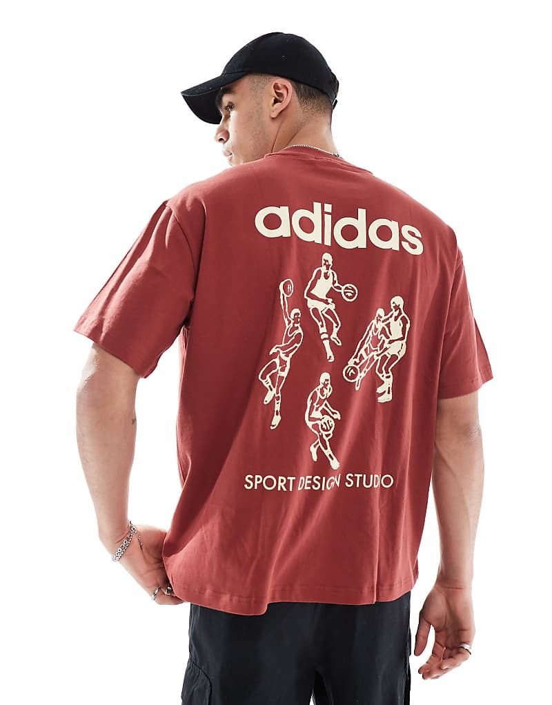 아디다스 스포츠 디자인 스튜디오 티셔츠 루비 Adidas Sport Design Studio Players   T-Shirt in Preloved Ruby / Warm Vanilla mit Grafik 208233397Preloved Ruby / Warm Vanilla